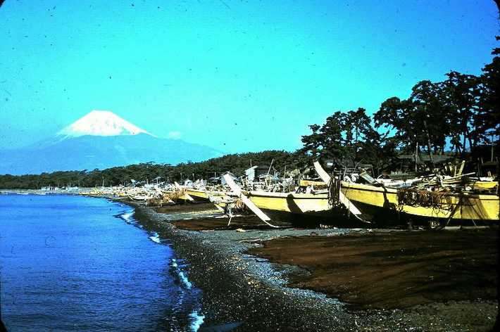Bến cá Numazu, phía xa là núi Phú Sĩ. Ảnh: Leonora (Ellie) Enking Flickr.
