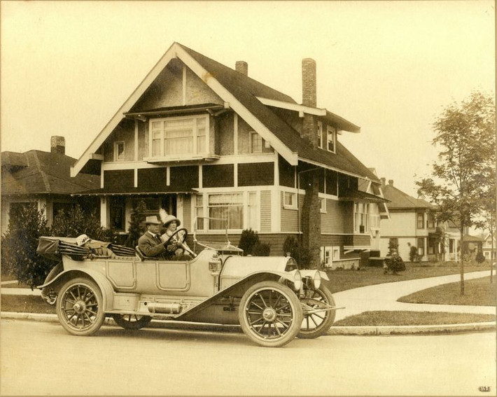 Chiếc xe Speedwell 1912 trên đường phố Seattle. Ảnh: Vintag.