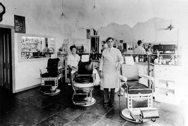 Hiệu cắt tóc ở thành phố Los Angeles. Ảnh: Vintag.