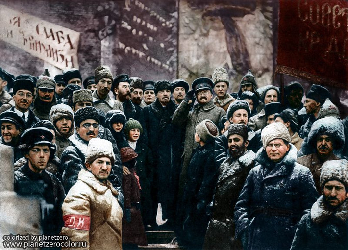 Nhà cách mạng V. I. Lenin cùng các cộng sự trong lễ kỷ niệm hai năm cuộc Cách mạng Tháng Mười ở Quảng trường Đỏ, Moscow năm 1919. Ảnh: Vacheslaw Peregoodow Flickr.
