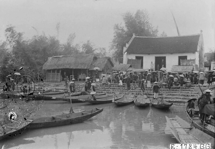 Quang cảnh tại bến Đục, điểm xuất phát của khách hành hương trong lễ hội chùa Hương, năm 1927. Ảnh tư liệu.