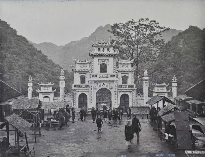 Từ sân chùa Thiên Trù nhìn ra cổng tam quan. Ảnh tư liệu.