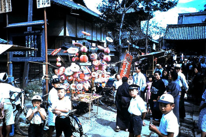 Khu chợ ở thành phố Gifu, miền Trung Nhật Bản thời hậu chiến, đầu thập niên 1950. Ảnh: Leonora (Ellie) Enking Flickr.