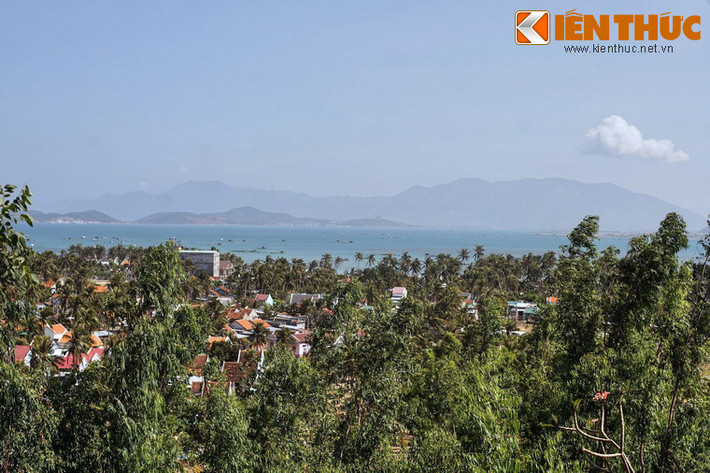 1. Vịnh Vân Phong. Nằm cách thành phố Nha Trang, tỉnh Khánh Hòa khoảng 40km về phía Bắc, vịnh Vân Phong được đánh giá là một trong những vịnh biển đẹp nhất của châu Á.
