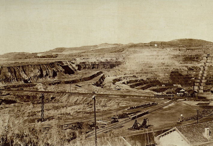Khai thác than lộ thiên ở mỏ than Hòn Gai. Ảnh: Gallica.bnf.fr.