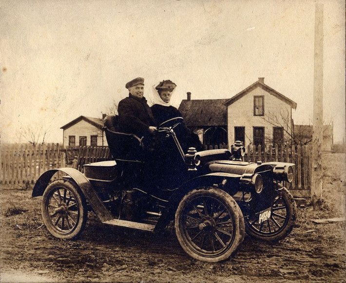Cặp đôi trên mẫu xe Cadillac S ở bang Ohio năm 1908. Ảnh: Vintag.