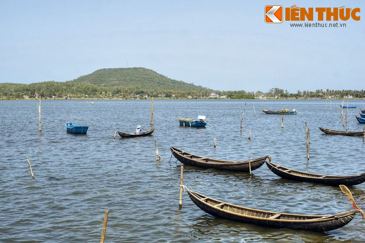 Trong dân gian có nhiều huyền thoại về tên gọi đầm Ô Loan, nhưng quen thuộc nhất là câu chuyện về nàng Loan và chim Ô thước đã được truyền tụng từ đời này sang đời khác.