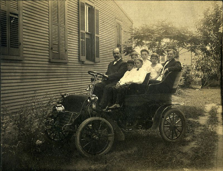 Một chiếc xe Cadillac 1903 A Tonneau. Ảnh: Vintag.
