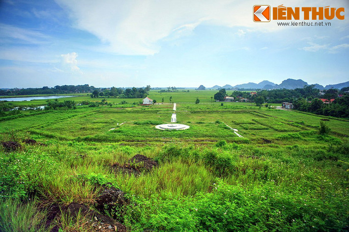 Được khai quật từ năm 2004 tại xã Vĩnh Thành, huyện Vĩnh Lộc, tỉnh Thanh Hoá, cách thành nhà Hồ khoảng 2,5 km về phía Đông Nam, đàn tế Nam Giao của nhà Hồ (đàn Nam Giao Tây Đô) là một công trình có giá trị lịch vử và kiến trúc đặc biệt của thời nhà Hồ.