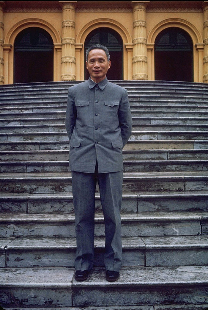 Thủ tướng Phạm Văn Đồng đứng trên bậc thềm Phủ Chủ tịch ở Ba Đình.