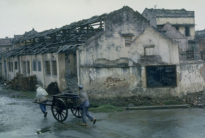 Những ngôi nhà bị phá hủy do các vụ không kích của Mỹ.