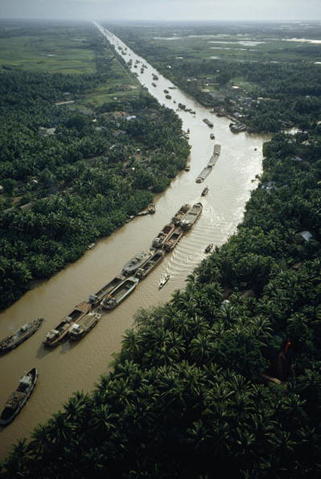 Đoàn xà lan chở gạo trên kênh Chợ Gạo ở Tiền Giang, 1965. Hình ảnh do nhà báo Wilbur E. Garrett của tạp chí National Geographic thực hiện ở miền Nam Việt Nam.