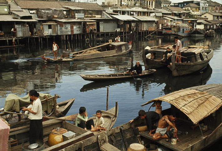 Cuộc sống trên kênh rạch ở Sài Gòn.
