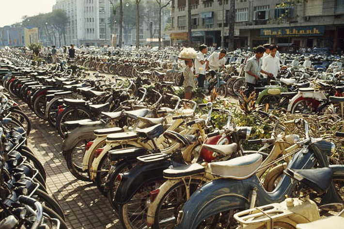 Bãi đỗ xe ở trung tâm Sài Gòn dịp Tết 1965.