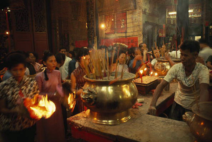 Bên trong một ngôi chùa của người Hoa ở Chợ Lớn dịp năm mới 1965.