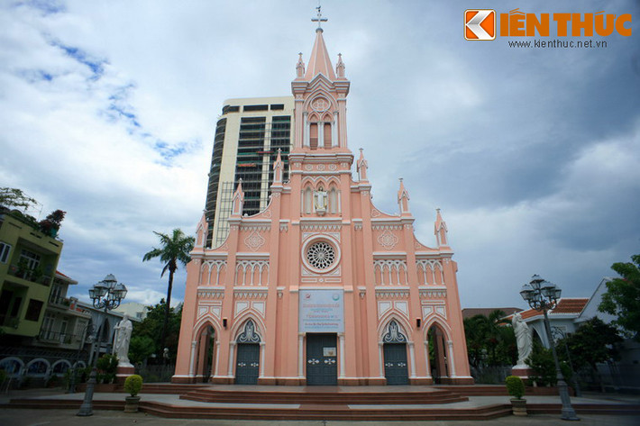 Nhà thờ cổ này được khởi công từ tháng 2/1923 trên khoảng đất trống đường Rue du Musée (nay là đường Trần Phú) do linh mục Vallet thiết kế và làm chủ thầu xây dựng. Đây là nhà thờ Công giáo duy nhất được xây dựng tại Đà Nẵng thời Pháp thuộc.