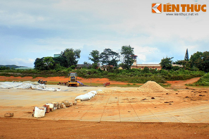 Đến năm 1994, sân bay tái hoạt động cho đến ngày 17/5/2004 thì lại đóng để sửa chữa, nâng cấp, mở rộng đường băng.