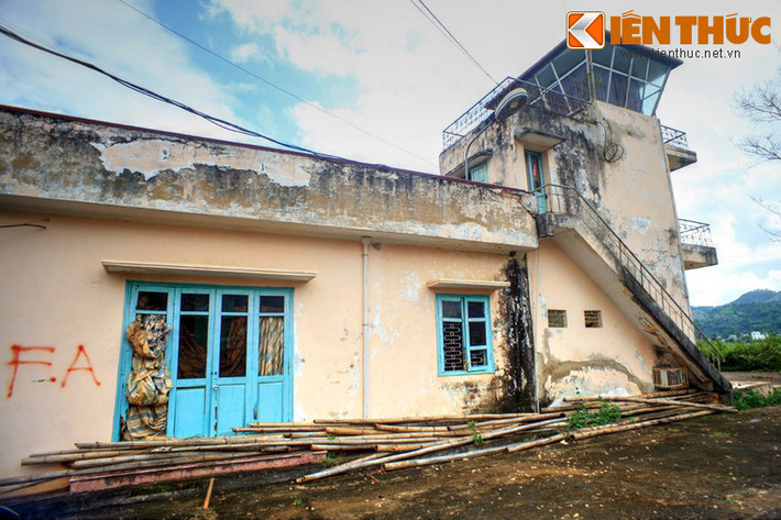 Sân bay này người Pháp xây dựng vào khoảng năm 1950 để phục vụ nhu cầu quân sự sau khi chiếm lại được quyền kiểm soát được vùng Sơn La từ tay Việt Minh.