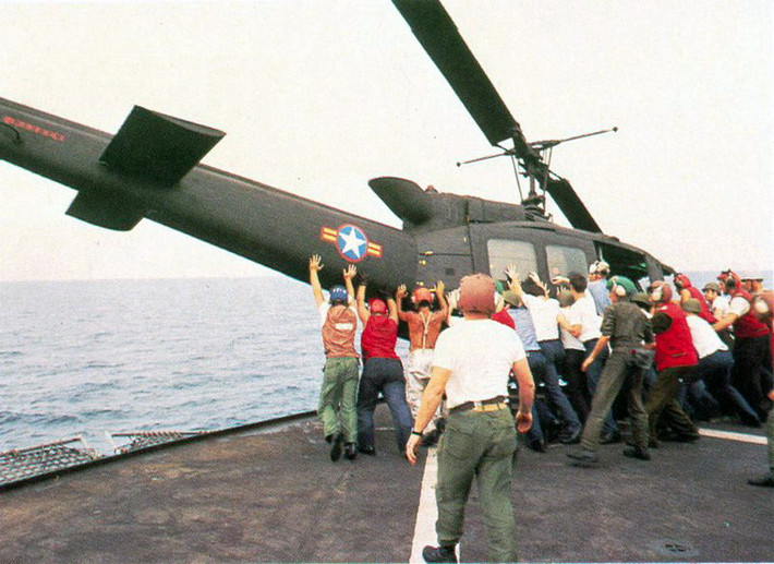 Một chiếc UH-1 khác chịu chung số phận trong ngày 30/4/1975. Ảnh: Thủy quân lục chiến Mỹ.