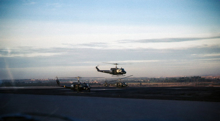 Máy bay trực thăng UH-1 ở căn cứ Long Bình - Đồng Nai, 1969. Ảnh: John Rellis.