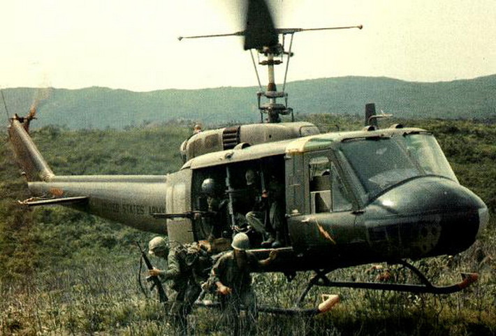 Binh lính Sài Gòn đổ bộ từ một chiếc trực thăng UH-1 năm 1974. Ảnh: Vietnamwarflight.com.