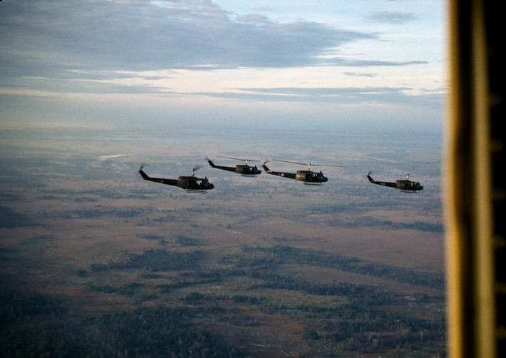 Cuộc hành quân bằng trực thăng UH-1, 1969. Ảnh: John Rellis.