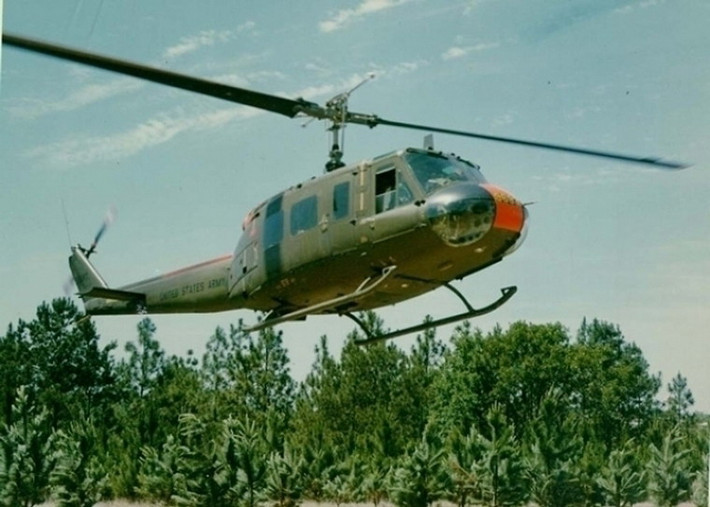 Một trực thăng UH-1 mới coóng đậu trên đường băng. Ảnh: Army.mil.