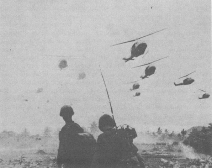 Trực thăng UH-1 trong một nhiệm vụ cảnh giới cho tàu chiến di chuyển trên sông ở đồng bằng sông Cửu Long. Ảnh: Combatsar.com.