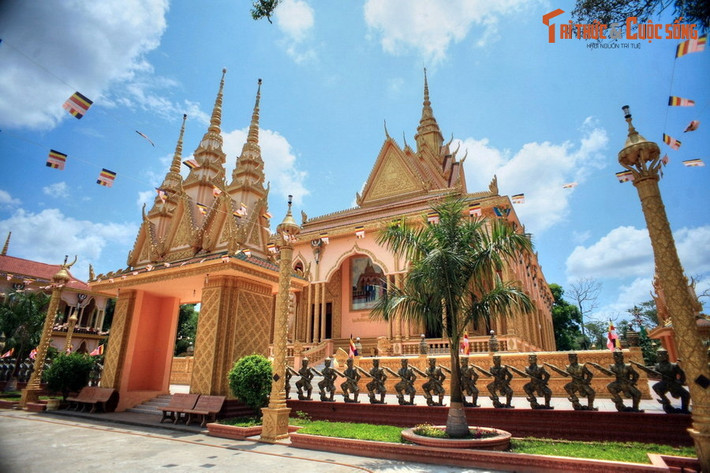 6. Chùa Nodol. Tọa lạc tại xã Đại An, huyện Tà Cú, tỉnh Trà Vinh, chùa Nodol được xây dựng lần đầu vào năm 1678. Sau lần trung tu năm 2009-2012, chùa mang dáng vẻ rất bề thế và lộng lẫy. Chùa còn được gọi là chùa Cò vì vườn chùa là nơi cư trú của rất nhiều loài chim hoang dã.
