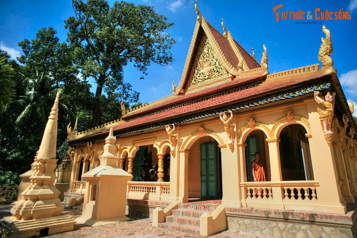 4. Chùa Âng. Nằm bên thắng cảnh ao Bà Om nổi tiếng của TP Trà Vinh, chùa Âng có tên Khmer là Angkorajaborey, có lịch sử hình thành từ khoảng năm 990. Kiến trúc của ngôi chùa nghìn tuổi này được coi là mẫu mực cho kiến trúc truyền thống Phật giáo Khmer.