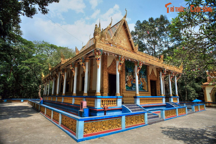 2. Chùa Dơi. Nằm ở phường 3 của TP Sóc Trăng, chùa Dơi còn được gọi là chùa Mã Tộc hay chùa Mahatup, được khởi dựng vào năm 1569. Chùa mang kiến trúc Khmer cổ, nằm giữa khu vườn rợp bóng cây, nổi tiếng là nơi trú ngụ của nhiều con dơi quạ khổng lồ.