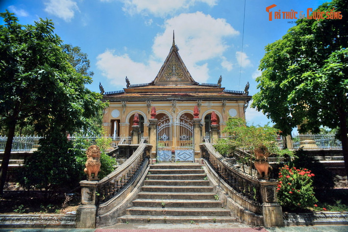 7. Chùa Ông Mẹt. Nằm ở phường 1 của TP Trà Vinh, chùa Ông Mẹt (tên chính thức là chùa Bodhisálaràja) được tạo dựng lần đầu vào năm 642, là một trong những ngôi chùa cổ nhất Việt Nam. Tên gọi chùa Ông Mẹt được cho là bắt nguồn từ nhà sư Meas, người từng làm trụ trì chùa năm xưa.