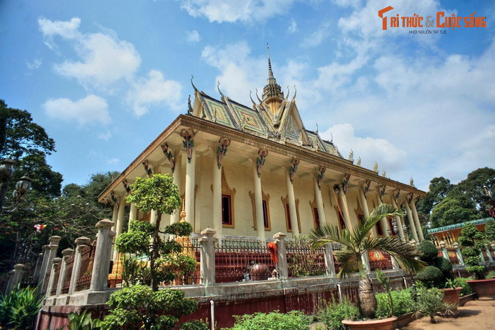 5. Chùa Hang. Nằm ở thị trấn Châu Thành, huyện Châu Thành, tỉnh Trà Vinh, chùa Hang (tên chính thức là chùa Kompông Chrây) được được thành lập năm 1637. Tên gọi chùa Hang bắt nguồn từ một công trình "có 1-0-2" của ngôi chùa, đó là cánh cổng phụ được xây như hang động.