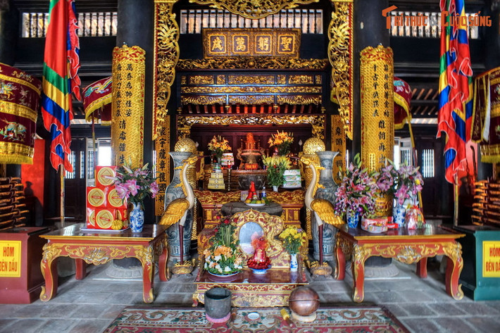 Tiền đường của đền thờ bách gia trăm họ và các Thánh tổ, còn trung đường là nơi thờ Bà Triệu cùng người anh ruột là tướng quân Triệu Quốc Đạt. Ngoài ra, nơi đây còn có bàn thờ hội đồng quan võ, hội đồng quan văn và ba tướng họ Lý.