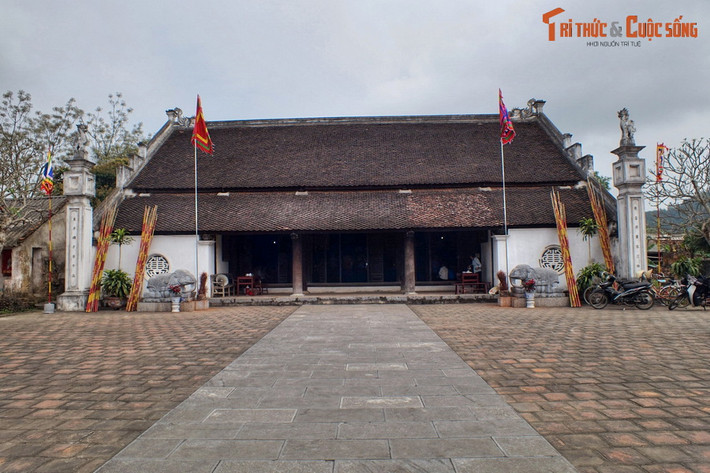 Sau nhiều thăng trầm của lịch sử, kiến trúc của đình làng Phú Điền vẫn được bảo tồn khá tốt, và đây là một trong những ngôi đình điển hình của người Việt xưa. Về tổng quan, tòa đình là công trình kiến trúc gỗ được xây dựng bề thế, cầu kỳ, với ba gian hai chái.