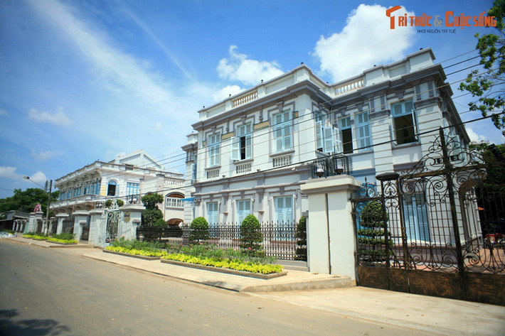  1. Dinh thự Công tử Bạc Liêu. Tọa lạc tại số 13 Điện Biên Phủ, TP Bạc Liêu, dinh thự Công tử Bạc Liêu chính là nơi cư ngụ của Công tử Bạc Liêu lúc sinh thời. Được xây vào khoảng năm 1919, khi hoàn thành, công trình được xem là ngôi biệt thự bề thế nhất ở Nam kỳ lục tỉnh.
