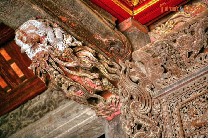 Hình tượng rồng trên cấu trúc gỗ của đình Bảng (TP Từ Sơn, tỉnh Bắc Ninh). Đình được xây dựng từ năm 1700 (thời Hậu Lê), đến năm 1736 mới hoàn thành, là ngôi đình cổ đẹp nhất còn được gìn giữ ở Việt Nam.