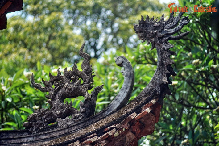 Hình tượng rồng trên đầu đao chùa Tây Phương (huyện Thạch Thất, TP Hà Nội). Ngôi chùa này là một công trình kiến trúc tôn giáo đặc sắc tiêu biểu cho mỹ thuật Việt Nam thời Hậu Lê (thế kỷ 17-18). Chùa nổi tiếng cả nước với bộ tượng "18 vị La Hán chùa Tây Phương".