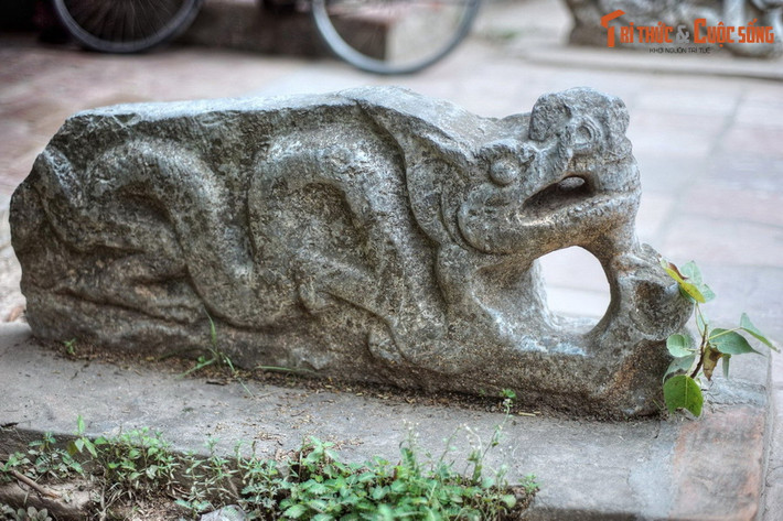 Tượng rồng đá ở cầu ngói chùa Thầy (huyện Quốc Oai, TP Hà Nội). Chùa Thầy có lịch sử hình thành từ thời nhà Lý. Tương truyền, chùa được xây trên một thế đất hình rồng. Mọi yếu tố liên quan đến ngôi chùa đều góp phần tạo nên một con rồng hoàn chỉnh.