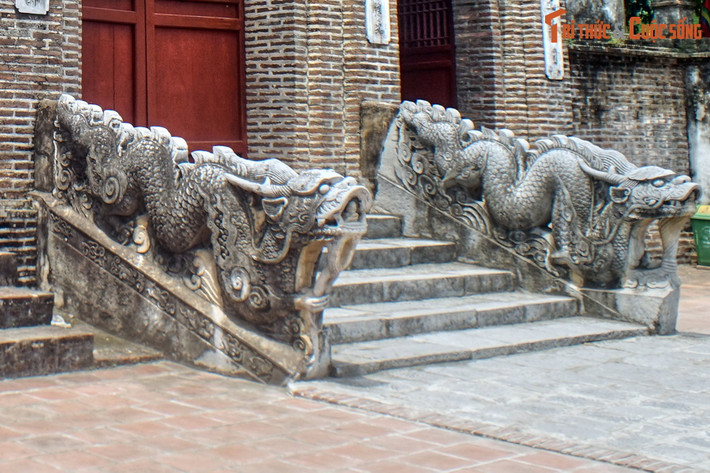 Cặp rồng đá thành bậc đền Thượng, hay đền An Dương Vương, ở khu di tích Cổ Loa (huyện Đông Anh, TP Hà Nội). Hiện vật này được tạo tác vào năm 1732, thời Lê Trung hưng, đã được công nhận là Bảo vật quốc gia vào tháng 1/2024.