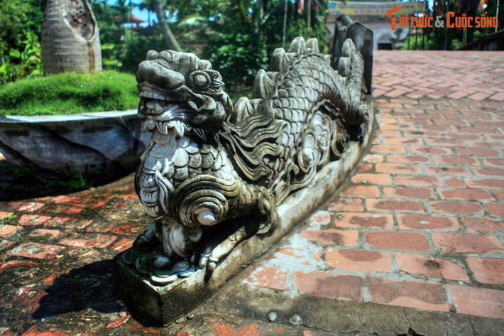 Hình rồng ở lan can cầu Cuốn - cây cầu dẫn vào chính điện chùa Cổ Lễ (huyện Trực Ninh, tỉnh Nam Định). Ngôi chùa này hình thành vào thời vua Lý Thần Tông (thế kỷ 12), được xây dựng lại vào đầu thế kỷ 20 với lối kiến trúc Đông - Tây kết hợp đặc sắc.