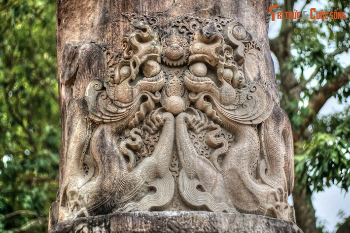 Đồ án “lưỡng long hiến châu” trên cột đá chùa Dạm, di vật quan trọng nhất còn được lưu giữ ở chùa Dạm (TP Bắc Ninh, tỉnh Bắc Ninh). Hiện vật có từ thời nhà Lý này đã được công nhận là Bảo vật quốc gia vào năm 2017.