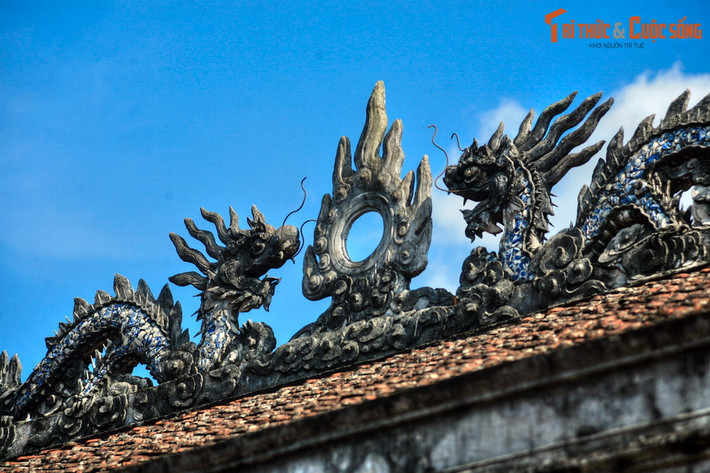 Đồ án "lưỡng long chầu nguyệt" trên mái chùa Phổ Minh (TP Nam Định, tỉnh Nam Định). Chùa được xây dựng vào triều Lý và mở rộng vào triều Trần, là nơi lưu giữ được nhiều dấu tích nghệ thuật quý giá thời Trần.