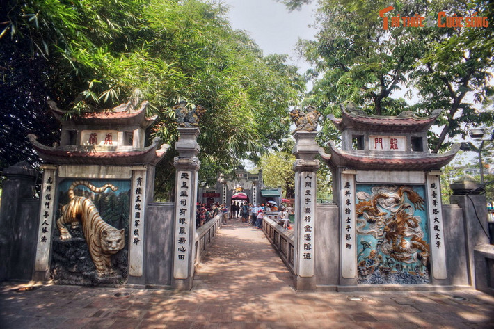 Cổng "Long Môn - Hổ Bảng" ở đền Ngọc Sơn (quận Hoàn Kiếm, TP Hà Nội). Nằm ở hồ Gươm - "trái tim" của Thủ đô Hà Nội - đền Ngọc Sơn có lịch sử hình thành vào thời Lý, được coi là ngôi đền nổi tiếng bậc nhất Việt Nam.