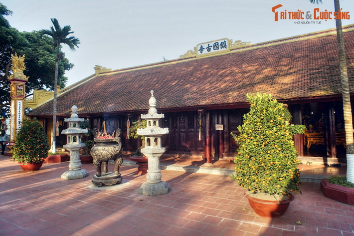 Thời Lê Kinh Tông (1600 – 1618), chùa được dời vào đảo Kim Ngư, là địa điểm hiện tại. Vào đời vua Lê Hy Tông (1675 - 1705), chùa đổi tên thành Trấn Quốc. Kiến trúc chùa ngày nay là sự kết hợp phong cách kiến trúc nhiều thời kỳ, trong đó kiến trúc nhà Nguyễn là chủ đạo.