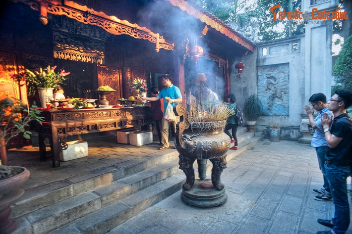 Tương truyền đền Quán Thánh có từ đời Lý Thái Tổ (1010 - 1028). Ban đầu đền nằm ở một vị trí khác và được di dời về vị trí hiện tại từ năm 1474, thời vua Lê Thánh Tông. Diện mạo hiện tại của đền về cơ bản có từ đợt tu sửa vào năm 1836-1838 dưới thời vua Minh Mạng.