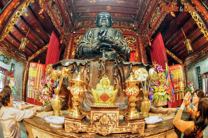 Ngôi chính điện (bái đường) của đền là nơi đặt tượng thần Huyền Thiên Trấn Vũ được đúc bằng đồng đen vào năm 1677, đời Lê Hy Tông. Đây là một công trình nghệ thuật độc đáo, đánh dấu kỹ thuật đúc đồng và tài nghệ của các nghệ nhân Việt Nam cách đây 3 thế kỷ.