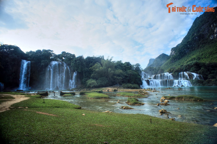 Thác gồm có 2 phần, phần thác phụ ở phía Nam được gọi là thác Cao, nằm hoàn toàn trong lãnh thổ Việt Nam. Đây là thác phụ vì lượng nước và diện tích không lớn. Thác Thấp là thác chính nằm ở phía Bắc trên biên giới Việt - Trung.