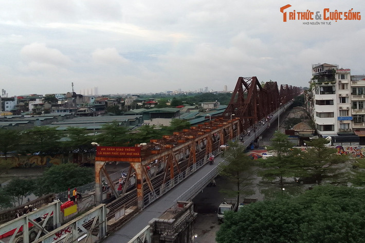Trong sự kiện Giải phóng thủ đô, có một chi tiết không nhiều người biết tới. Đó là việc người Pháp chuyển giao quyền quản lý thủ đô Hà Nội cho lực lượng giải phóng đã diễn ra ở đầu cầu Long Biên phía nội thành Hà Nội.