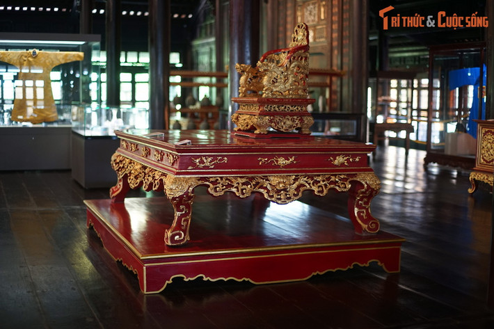 Cố đô Huế còn bảo tồn được ba chiếc ngai vàng của nhà Nguyễn, trong đó ngai vàng đầu tiên đặt ở điện Thái Hòa, ngai vàng thứ hai nằm trong kho bảo quản của BT Cổ vật Cung đình Huế và ngai vàng thứ ba (trong ảnh) được trưng bày thường xuyên tại bảo tàng này.